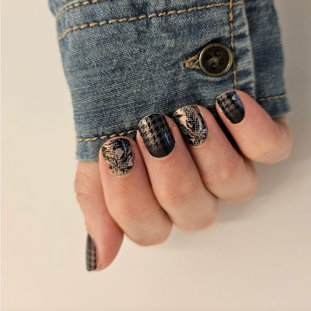 *Exclusive* Color Street: Out of Office | Floral Black Clear Overlay Summer - Picture 7 of 15